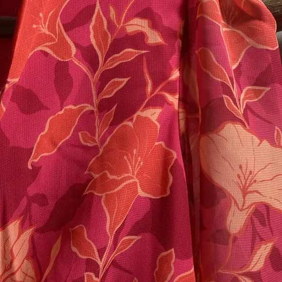 Showpo. Size: 4 Pink Floral Flowy Blouse - Picture 7 of 7